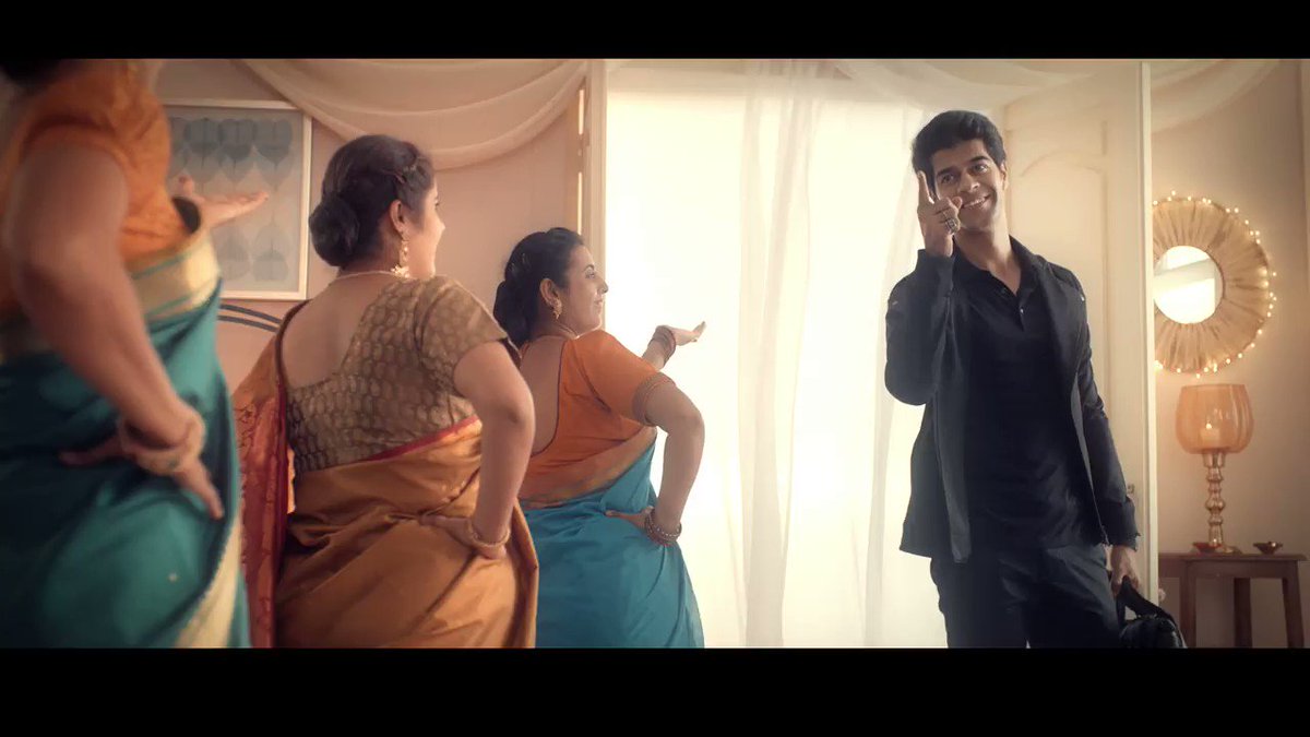 Diwali coming earlier than salary shouldn’t come in the way of our dreams during the festival. So, Axis Bank celebrates this spirit of Diwali by giving all employees #SalaryBeforeDiwali. Happy Diwali! https://t.co/QpnYMnjlJh