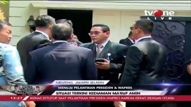 Situasi kediaman Ma'ruf Amin sesaat sebelum menuju ke Gedung MPR RI.Saksikan Kabar Khusus: Menuju Pelantikan Presiden dan Wakil Presiden hanya di tvOne #tvOneNews #KabarKhusustvOne #PelantikanPresidendanWapres #Presiden #WakilPresiden