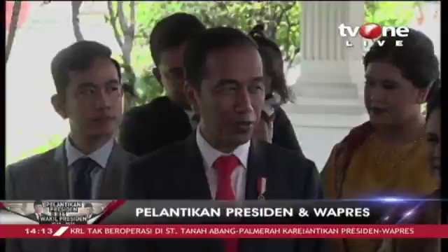 Presiden terpilih RI Joko Widodo menuju Gedung MPR RI.Dalam kesempatan tersebut Presiden juga menyatakan akan mengumumkan nama menteri kabinet baru besok.Saksikan Kabar Khusus di tvOne #tvOneNews #KabarKhusustvOne #PelantikanPresidendanWapres