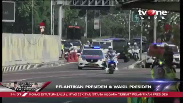 Iring-iringin mobil Presiden Joko Widodo saat tiba di Gedung MPR RI.Saksikan Kabar Khusus: Menuju Pelantikan Presiden dan Wakil Presiden hanya di tvOne & streaming di tvOne connect #tvOneNews #KabarKhusustvOne #PelantikanPresidendanWapres #PelantikanJokowiAmin