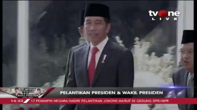 Presiden Joko Widodo didampingi Wapres Jusuf Kalla dan Ketua MPR Bambang Soesatyo berjalan menuju Ruang Paripurna. Dapatkan berita seputar Pelantikan Presiden dan Wakil Presiden di tvOne connect. #tvOneNews #DPR #MPR #PelantikanPresiden