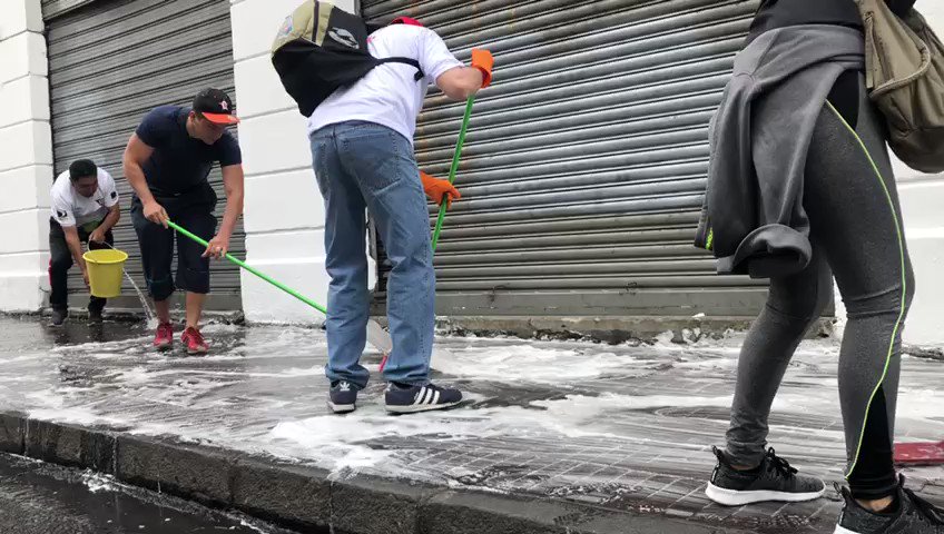 Así lucen a esta hora la calles del centro histórico de Quito, Ecuador. Cientos de personas de los barrios, con el apoyo de empresas, han salido para limpiar, pintar, reordenar, así como intentar reconstruir los daños dejados tras las protestas en el país 📹 Ana María Cañizares