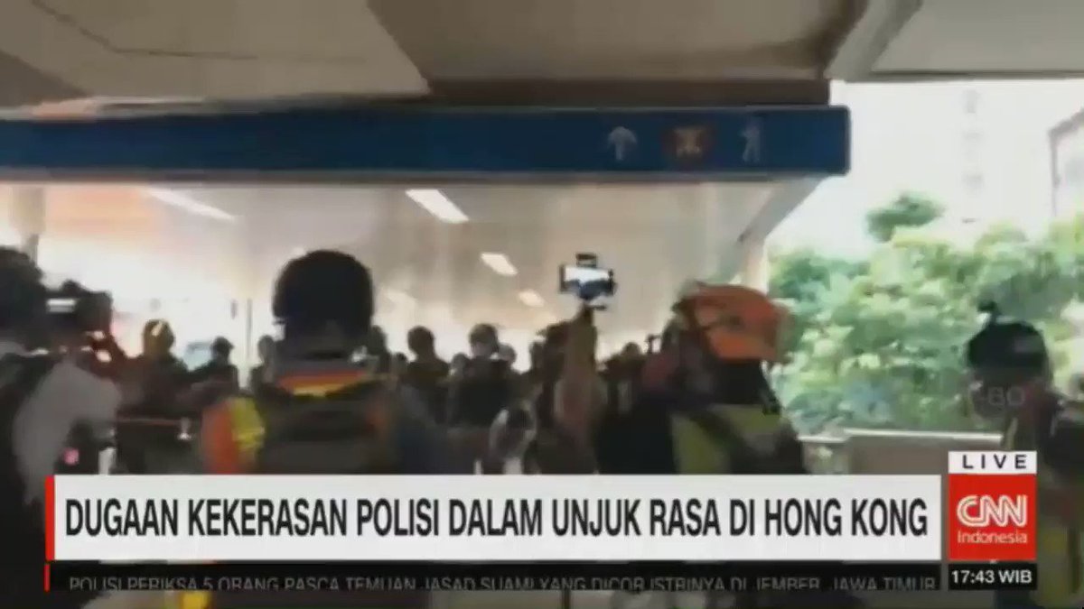 Unjuk rasa yang berlangsung di Hong Kong telah memasuki minggu ke-22. Eskalasi kekerasan yang terjadi membuat sejumlah pihak meminta dilakukan investigasi terhadap kepolisian yang bertindak brutal terhadap demonstran dan awak media.
#CNNIDNewsroom
https://t.co/ns6OyEyJew https://t.co/YJX5x05mBq