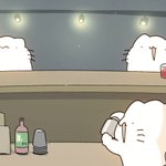 せっかくのおごりの酒を押し付けあっている猫に吹いた!