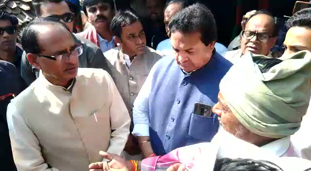 रायसेन के नूरगंज में दूषित पानी पीने से असमय काल के गाल में समा गये 27 वर्षीय नारायण सिंह के परिवार और बच्चों से मिलकर हृदय तार-तार हो गया। परिवार के आंसू थम नहीं रहे हैं। वह अपने परिवार का इकलौता सहारा थे। सरकार से मदद करवायेंगे। परिवार अकेला नहीं है, हम सब परिवार के साथ हैं।
