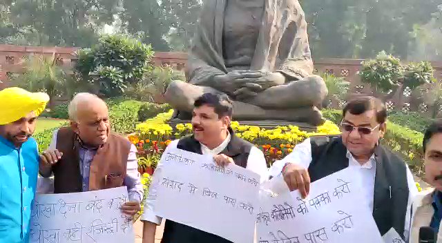 अनाधिकृत कॉलोनियों को पक्का करने के नाम पर जो भाजपा ने दिल्लीवासियों को धोखा दिया उसके विरोध में और अनाधिकृत कॉलोनियों को पक्का करने की मांग लेकर आम आदमी पार्टी के चारो सांसदों ने संसद में गांधी जी की मूर्ति के सामने प्रदर्शन किया। @SanjayAzadSln
