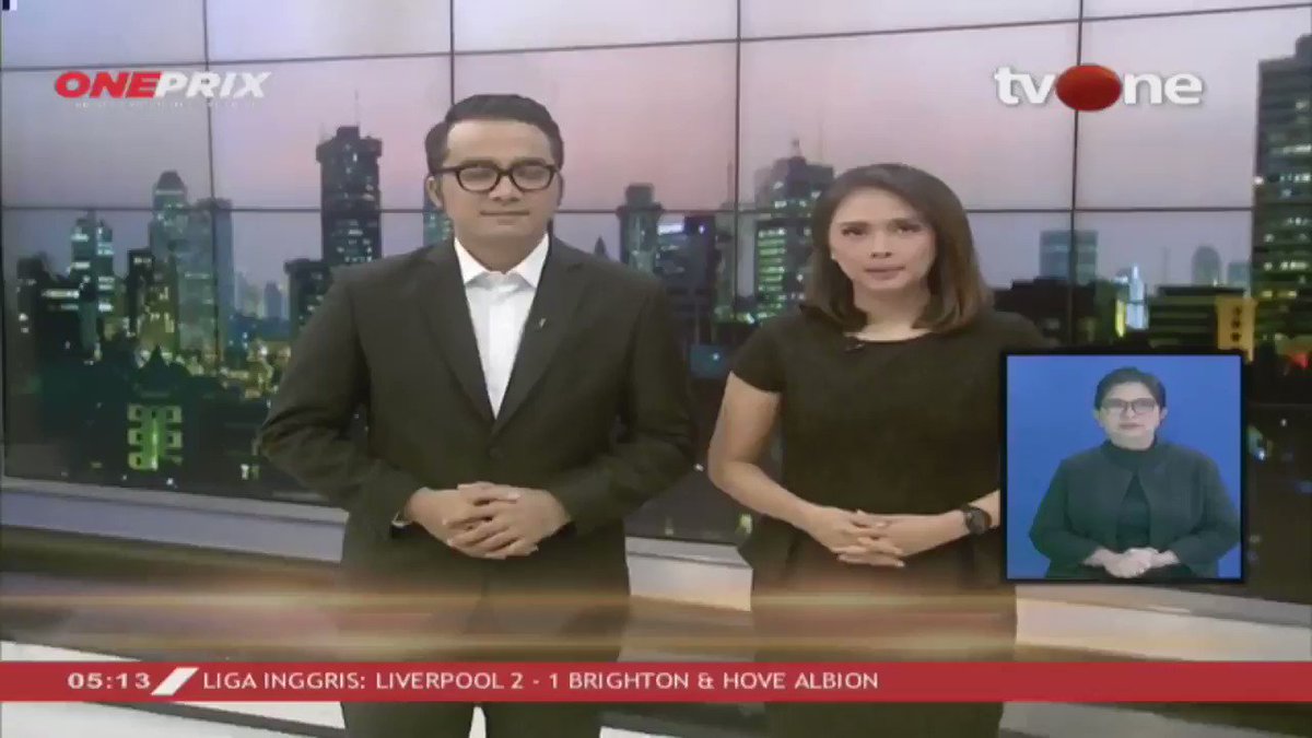 Presiden Joko Widodo mengeluh karena terjebak macet di Jakarta saat akan menghadiri acara Bank Indonesia. Meski tidak menyindir langsung kepada Gubernur DKI Jakarta Anies Baswedan mengenai kemacetan, namun Anies buru-buru memberikan klarifikasinya. #tvOneNews #MacetJakarta