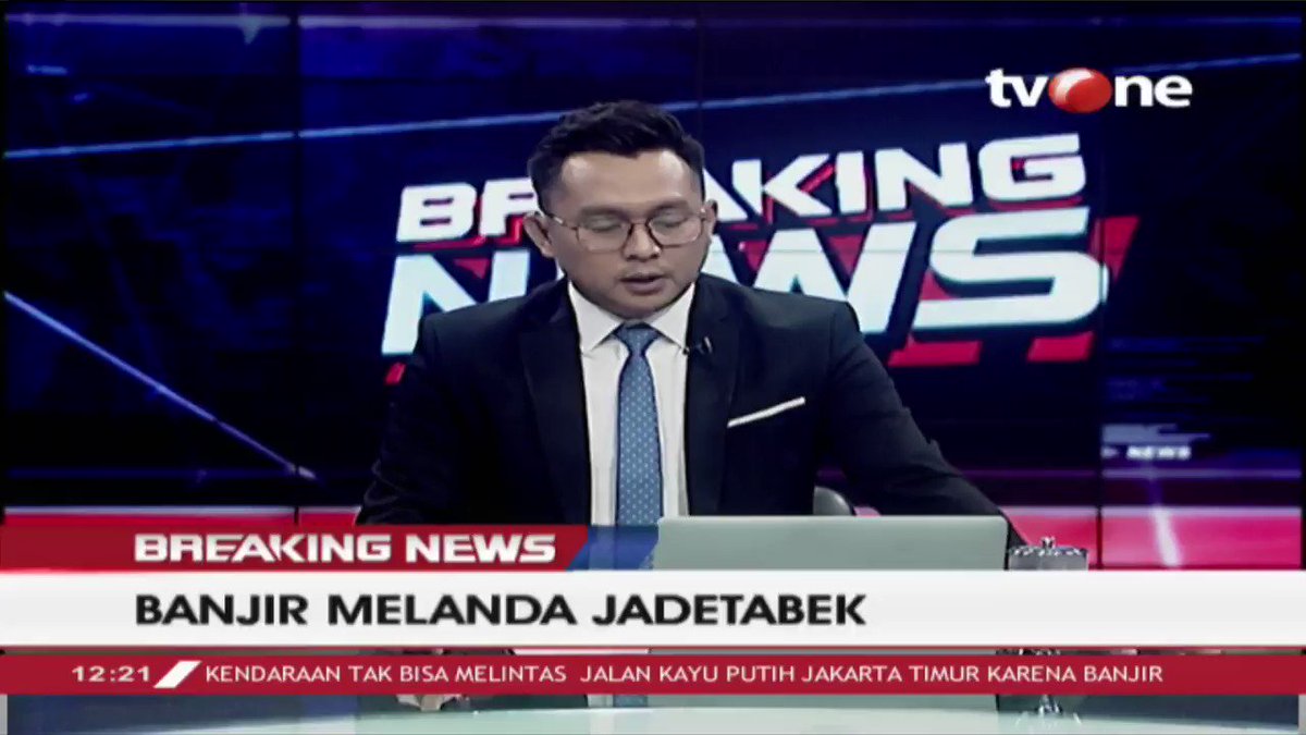 BREAKING NEWS: Akibat banjir, sejumlah aliran listrik di daerah DKI Jakarta dipadamkan oleh PLN untuk mengamankan kondisi pascabanjir ini. #BreakingNewstvOne #tvOneNews #BanjirJakarta #JakartaBanjir #JadetabekBanjir #BanjirJadetabek #PLN