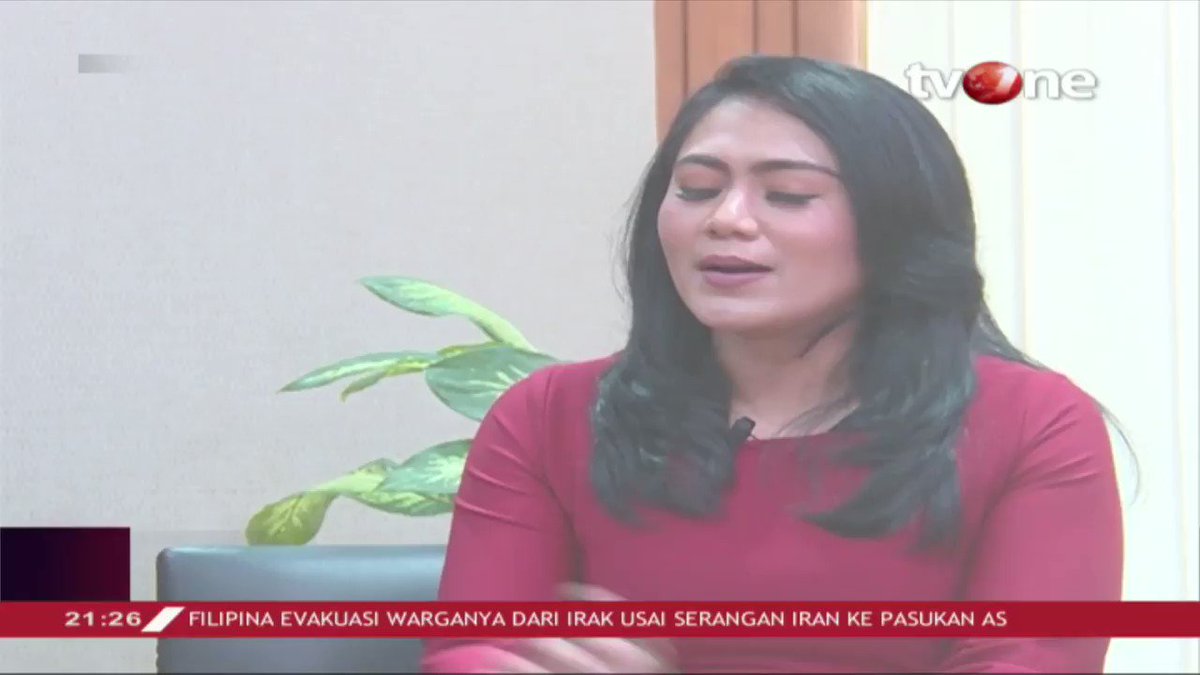 Airlangga Hartarto angkat bicara soal daya beli masyarakat: Pertumbuhan membutuhkan keseimbangan anggaran, resiko - resiko itu tentu kita lihat dan stimulus ke market terus kita laksanakan. Full videonya hanya di tvOne connect. #tvOneNews #RepostNews #IBFtvOne #EkonomiIndonesia