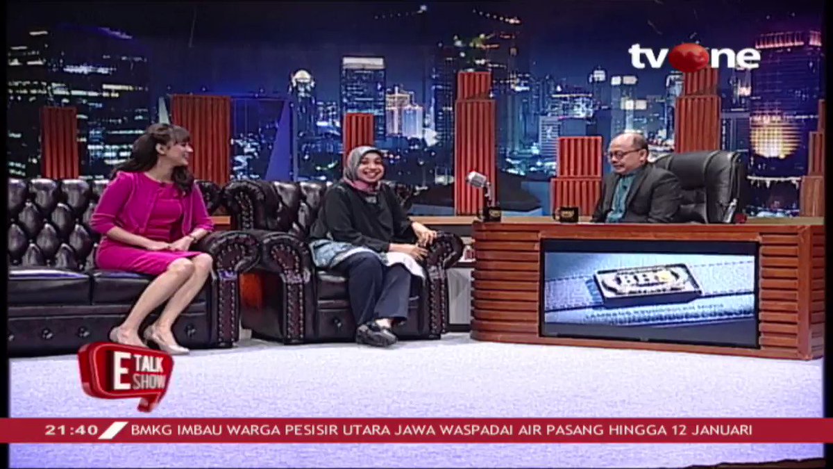Sakdiyah Ma'ruf: Saya secara pribadi sudah meminati stand up comedy sudah lama. Ternyata dengan beberapa kalimat joke saja, itu bisa merefkelsikan isu yang sangat penting. #RepostNews #tvOneNews #ETalkshowtvOne #tvOneNews #StandUpComedy