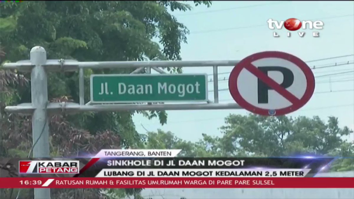 Jl. Daan Mogot Kota Tangerang amblas dengan meninggalkan lubang berdiameter 3 meter dengan kedalaman 2,5 meter. Dapatkan berita lainnya di tvOne connect. #tvOneNews #RepostNews #KabarPetangtvOne #sinkhole