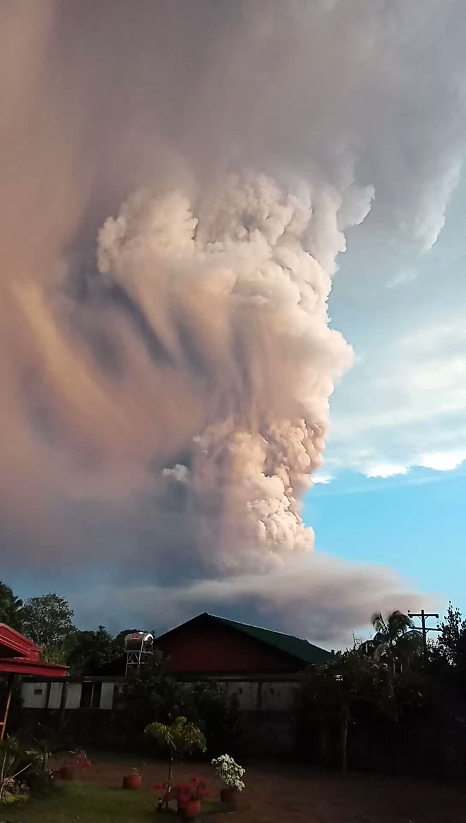 フィリピンの火山噴火と火山雷 Togetter