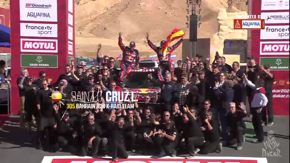 .@CSainz_oficial is up on the podium as the first winner of the Dakar's Third Chapter 🏅
#Dakar2020