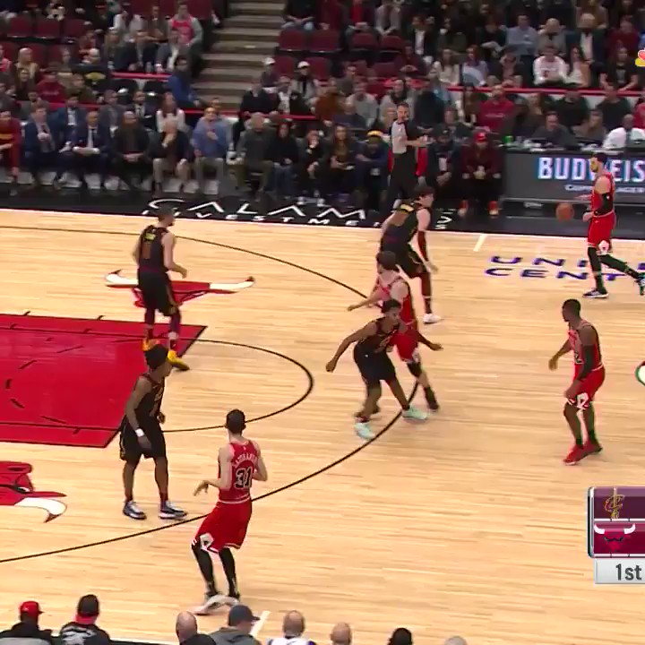 LaVine takes over for the Bulls - as per usual 🤷♂️
#BeTheFight 116-118 #BullsNation
•LaVine:
42p/6r/5stls
•Lauri:
17p
•Love:
29p/5r/6a
•Sexton:
26p/7r
#NBA #NBATwitter