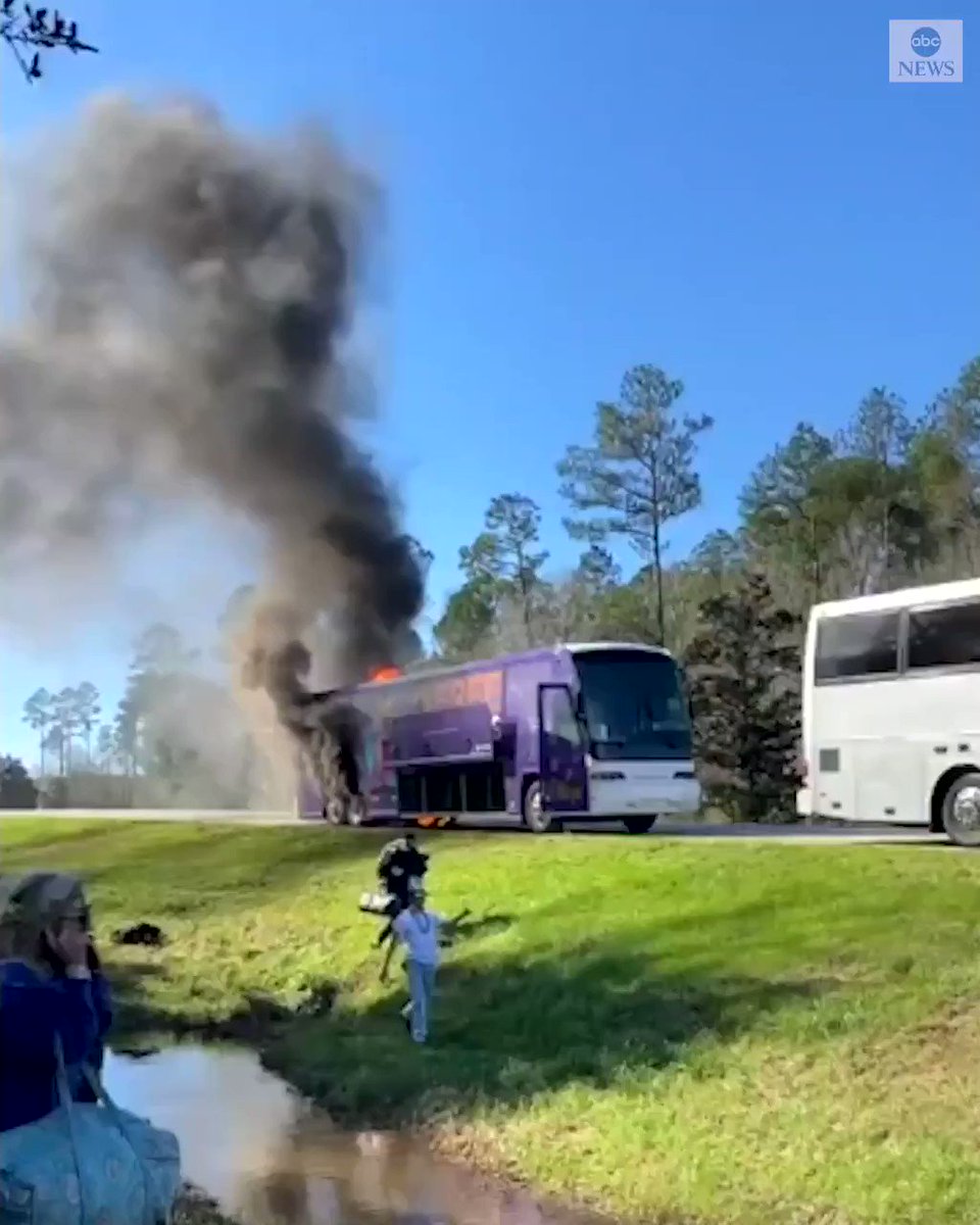 'GET OFF THE BUS!' Cellphone video captured the moment a charter bus carrying students from the University of Alabama erupted in flames in Mississippi, with students seen grabbing their belongings moments before a loud explosion.
No injuries reported. https://abcn.ws/3aDkNDc