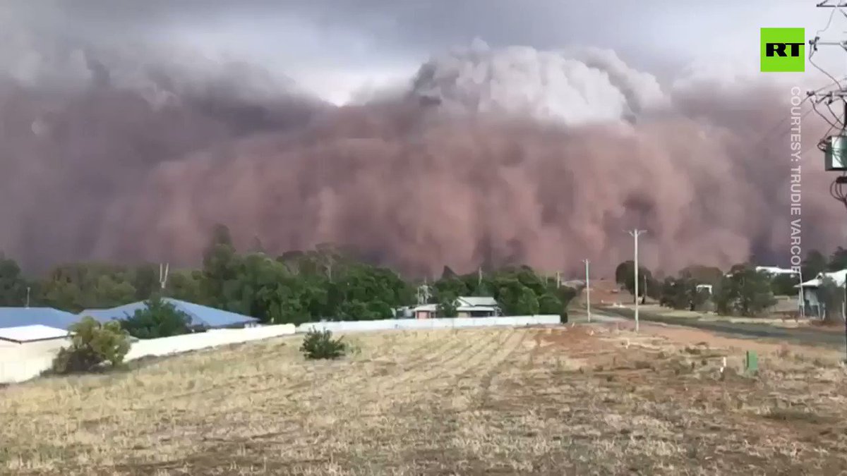 アーロン大塚 砂塵嵐 オーストラリア 竜巻とは逆の方向で 空気が上から下に叩き付けられて 砂が強風により激しく突き上げられ 空高く舞い上げられている かなり見通しが悪いそう 色が茶色で 中国のに似ている 相当土砂が乾燥していて 植物の根 アーロン大塚 砂塵嵐 オーストラリア 竜巻とは逆の方向で 空気が上から下に叩き付けられて 砂が強風により激しく突き上げられ 空高く舞い上げられている かなり見通しが悪いそう 色が茶色で 中国のに似ている 相当土砂が乾燥していて 植物の根