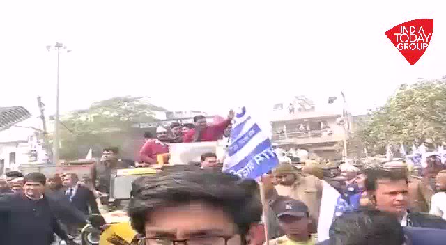 #DelhiElections2020 नामांकन के बाद अरविंद केजरीवाल का प्रचार अभियान तेज़, बादली से लेकर आदर्श नगर की कच्ची कॉलोनियों से निकाला रोड शो! देखिये, 'आजतक' संवाददाता @pankajjainclick की #ReporterDiaryअन्य वीडियो- http://bit.ly/IndiaTodaySocial …