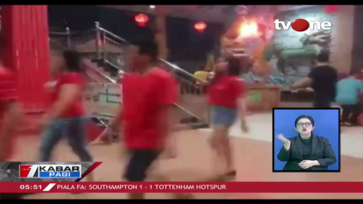 Masyarakat di sejumlah daerah merayakan Imlek dengan beragam cara meriah. Berita lain, Suku Wana di Sulteng yang hidup terasing tinggal berkelompok di belantara. Pemerintah setempat dan sukarelawan pun memberikan beberapa bantuan seperti pendidikan. #tvOneNews #Imlek #pendidikan