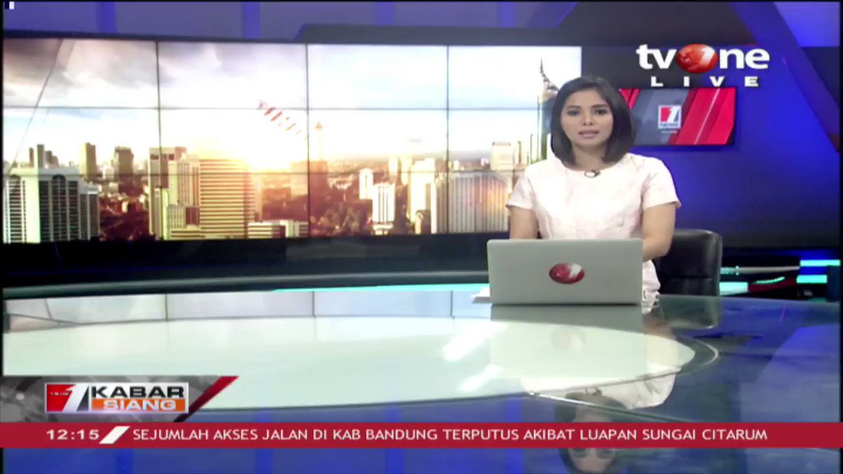Underpass Gandhi Kemayoran Jakpus masih digenangi banjir setinggi 1,5 meter. Upaya pemompaan air pun masih terus dilakukan. Download tvOne connect untuk update berita Anda. #tvOneNews #KabarSiangtvOne #Banjir2020