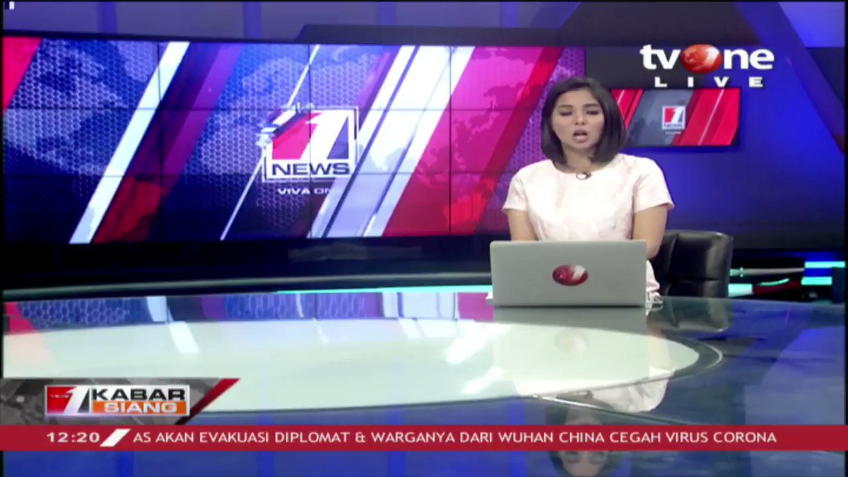 Wartawan tvOne kembali mendapatkan penghargaan dari TNI. Peghargaan diberikan setelah meliput di daerah terpencil dan meraih juara 2 lomba Karya Jurnalistik. Update berita Anda ditvOne connect. #tvOneNews #KabarSiangtvOne #KaryaJurnalistik #Wartawan #WartawantvOne