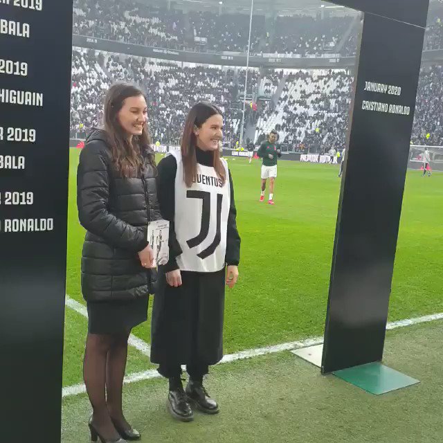 🔝 @Cristiano premiado como MVP of the Month Powered by @officialpes del mes de enero 🔝
Le premia la #JuventusMember Valentina ⚪️⚫️
#JuveFiorentina
https://t.co/h4pbmYA2RR