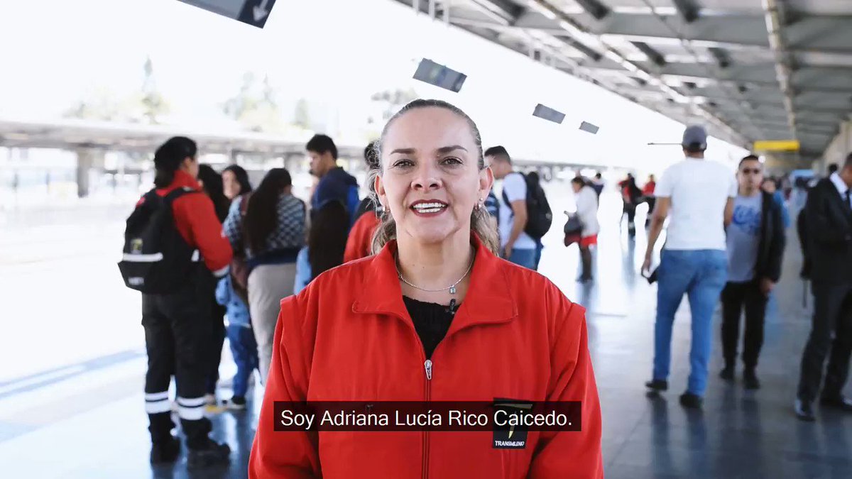 Amamos @Bogota ♥ y queremos que nuestros usuarios se movilicen fácilmente por ella 💁♂️💁♀️, por eso nuestro #EquipoT en vía, siempre está en estaciones y portales para brindarles información y ayuda 👍