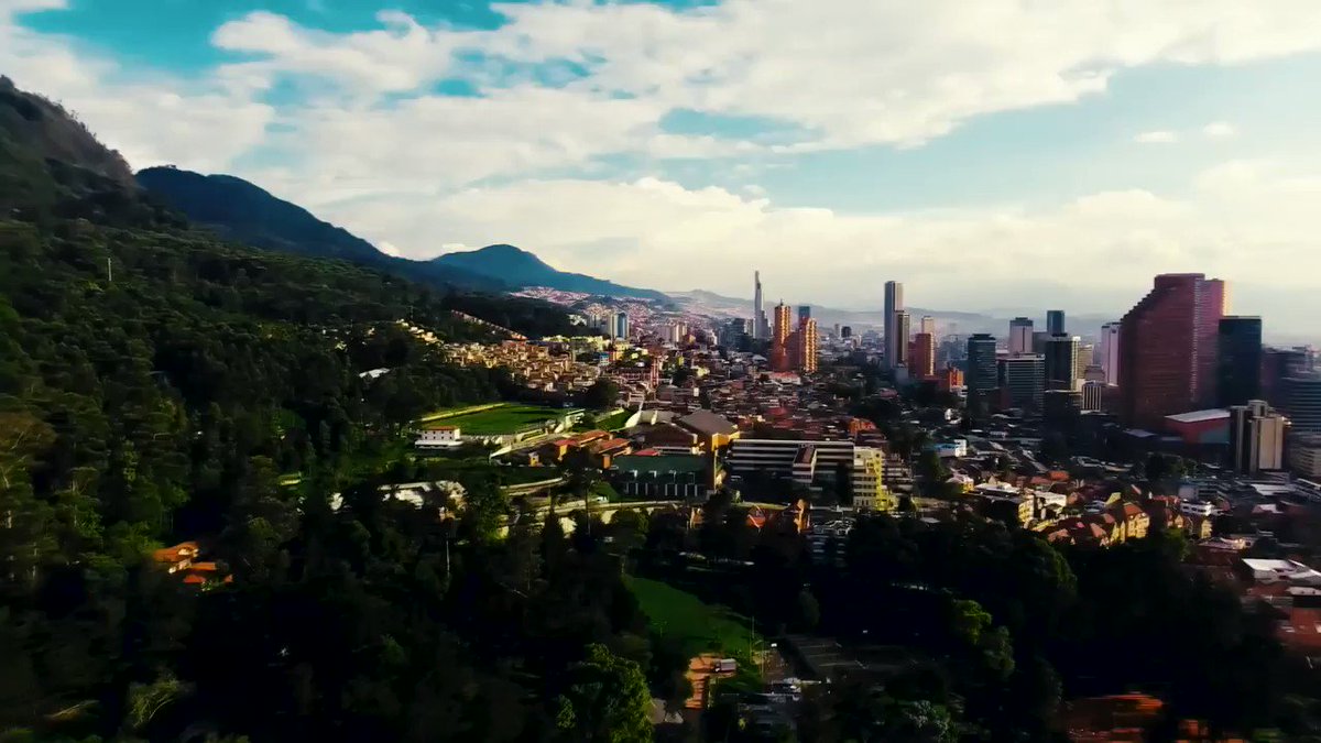 #FelizJueves Bogotá amanece despejada y sin lluvia, pero no hay que confiarse. Los equipos de atención de riesgos seguirán distribuidos por toda la ciudad.Seamos conscientes que cada día nuestra decisión de cómo vivir, reciclar y movilizarnos impacta cambio climático.