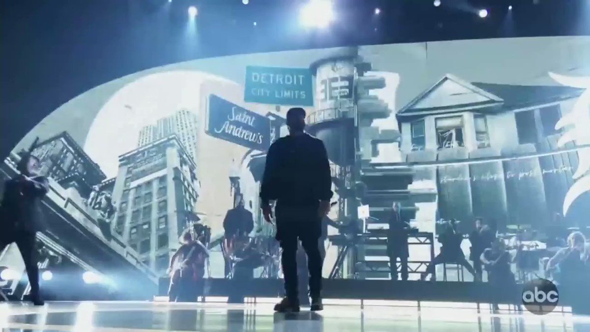 Eminem standing. Eminem Oscar 2020. Выступление Эминема на Оскаре. Эминем на Оскаре 2022. Eminem Oscar 2020 штаны.