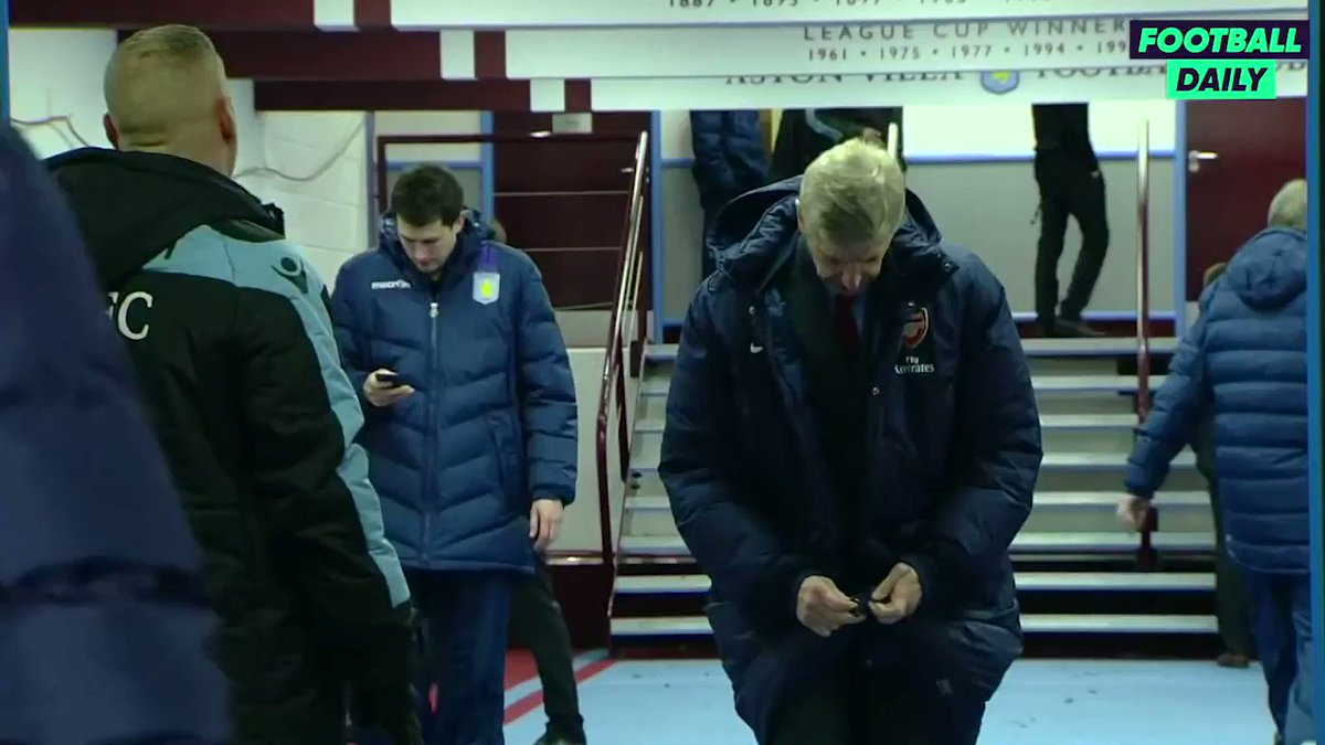 Gunners (@Gunnersc0m) on Twitter photo 13/08/2020 08:05:46 Arsene Wenger and his coat zip - An eternal love story ❤ #AFC Arsene Wenger and his coat zip - An eternal love story ❤ #AFC
