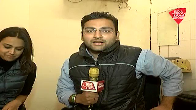 #ValentinesDay के अवसर पर अभिनेत्री @ReallySwara JNU पहुंची। आजतक के संवाददाता @sushantm870 ने की उनसे बात। देखिए उनकी ये #ReporterDiaryअन्य वीडियो: http://bit.ly/IndiaTodaySocial …