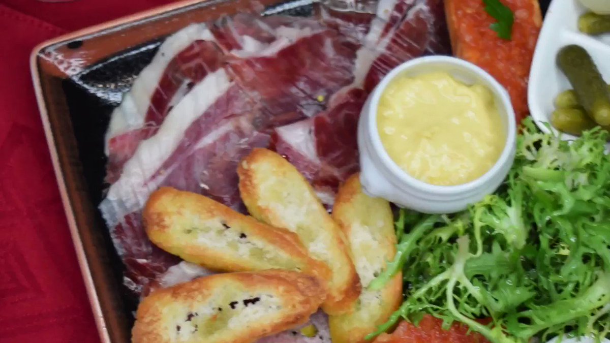 Al centro y cada esquina de esta plancha encontrarás deliciosos embutidos para iniciar la conversación mientras esperan la comida y eligen juntos el vino que acompañará esta velada. #ParaCompartir #Friends