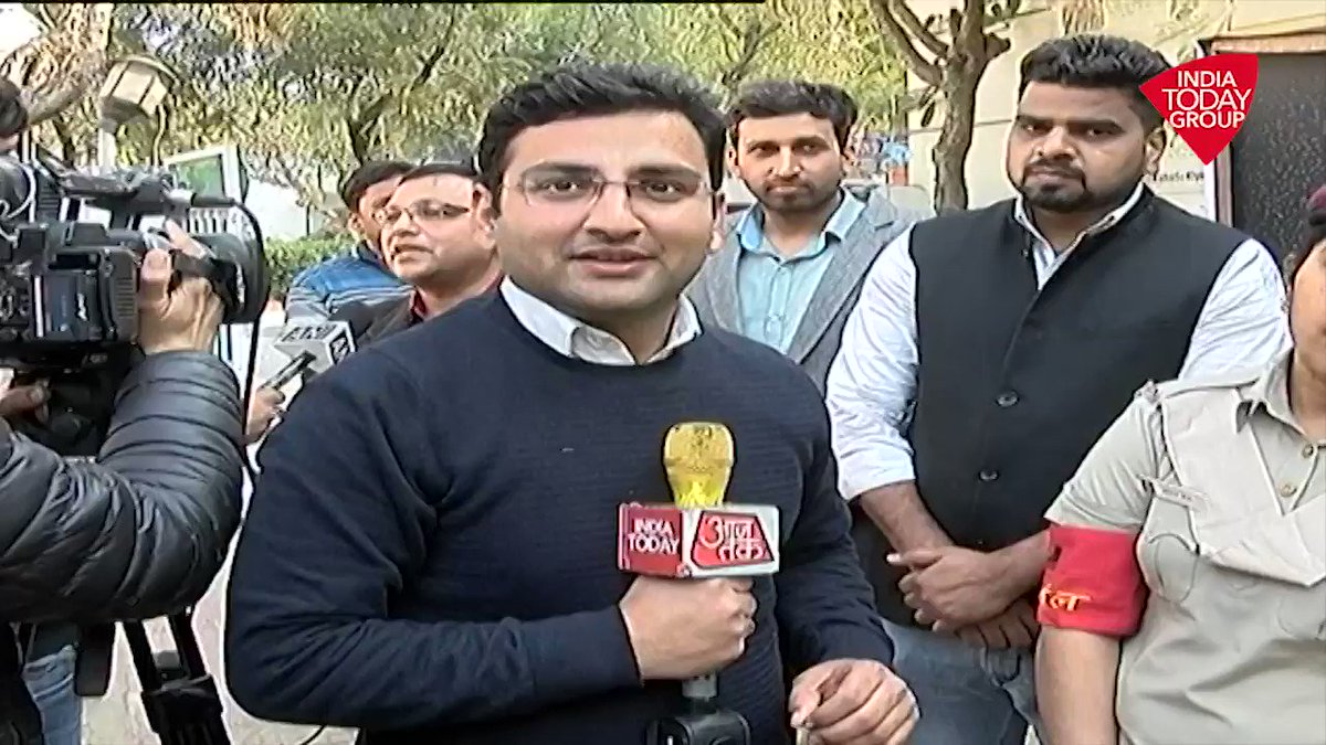 आखिर कौन हैं दिल्ली के निर्माता जिनको अरविंद केजरीवाल की ओर से भेजा गया शपथग्रहण समारोह का न्योता.देखिये आजतक संवाददाता @sushantm870 की रिपोर्ट #ReporterDiaryअन्य वीडियो: http://bit.ly/IndiaTodaySocial …