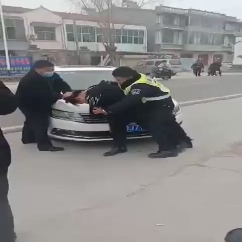In rural areas of China, cracking down on and arresting people is even more brutal, and public power is desperately used to persecute and abuse the people.
#COVID #COVID19 #China #wuhan #冠状病毒 #coronavirus #CoronavirusOutbreak #Wuhan