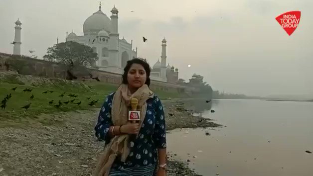 ताजमहल के पीछे बहती हुई यमुना का पानी अभी भी है मैला। हर जगह सिर्फ प्लास्टिक ही दिखाई देती है और सफाई का कहीं नामो निशान नहीं. अमेरिका के राष्ट्रपति डोनाल्ड ट्रंप 24 फरवरी को ताज देखने आएंगे। देखिये @milan_reports की ये रिपोर्ट#ReporterDiaryhttp://bit.ly/IndiaTodaySocial …