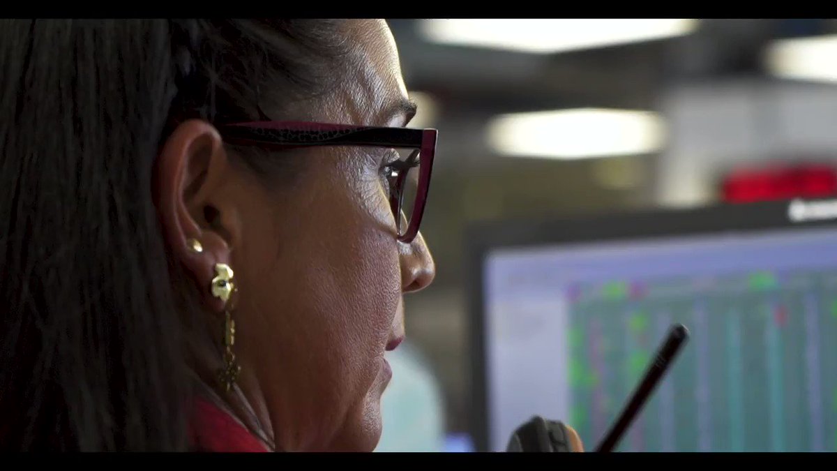 Como Alicia 🙋♀️, miles de personas hacen su mejor esfuerzo 👨🔧👨✈️👩🚒👷♀️👮♂️ para movilizar a nuestros usuarios por @Bogota 🚍En #TransMilenio trabajamos seres humanos para transportar 2⃣.5⃣ millones de sueños diariamente ✨