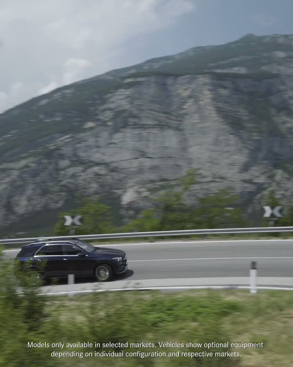 The advantages of the GLE (2019) can't be counted on one hand, but we still want to show you five things that make this SUV so convincing http://mb4.me/gle-com_twr .
#MercedesBenz #GLE #offroad MBUX