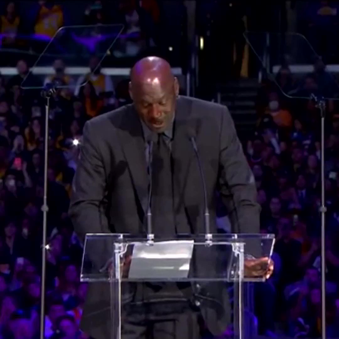 "Viviré con el recuerdo de saber que tuve un hermano menor al que traté de ayudar de todas las maneras que pude" 💜💛
El discurso completo (subtitulado en español) de Michael Jordan para su amigo y hermano menor, Kobe Bryant. https://t.co/XF0dzPShoP