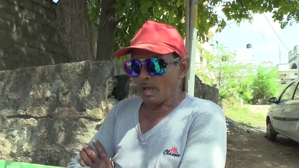 "నీకు ఓటేసినందుకు మా బియ్యం కార్డు తీసేసావు. అన్న క్యాంటీన్ లో 5 రూపాయల భోజనం రద్దు చేశావు. నిన్ను గెలిపించినందుకు మాకు కార్డులు, పింఛన్ల రద్దు బహుమతా? ప్రభుత్వ కార్యాలయాలకు వైసీపీ రంగులు వేయడానికి అవేమైనా మీ పార్టీ కార్యాలయాలా?" అని ముఖ్యమంత్రిని నిలదీస్తున్నారీయన. (1/2)