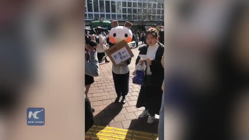 A video of a Chinese girl giving out masks in Tokyo has gone viral on social media.In the video, she is wearing a headpiece of a baby deer doll and holding a cardboard box with the Japanese words "Gratitude from Wuhan" on it. #FightVirus #COVID19