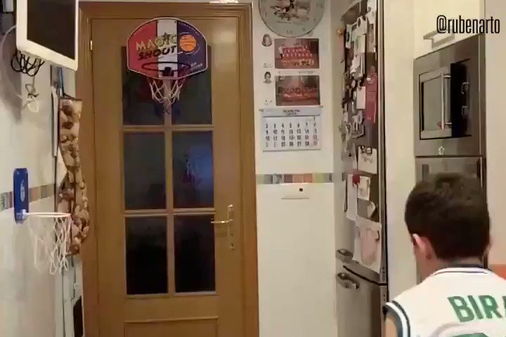 🏡🏀 Merci à tous pour vos 'DUNKS' fait maison!
Une compilation de VOS #NBAMoments!
#NBATogether https://t.co/9fyXV5U5W9