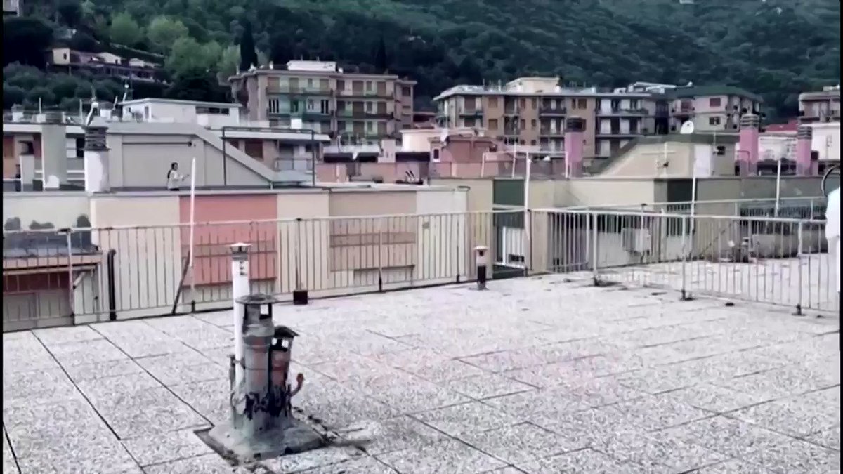 Rally on rooftops: Two girls in the Italian town of Liguria play tennis while staying at home https://t.co/LeHLUq72Im https://t.co/srPiAZvhlf
