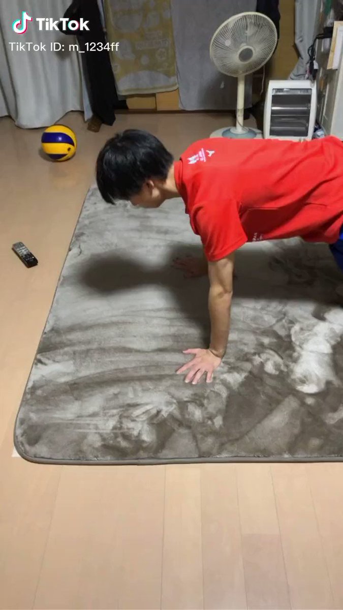 【これは草】腕立て伏せをしていると思ったらカーペットがやばいことになってたww