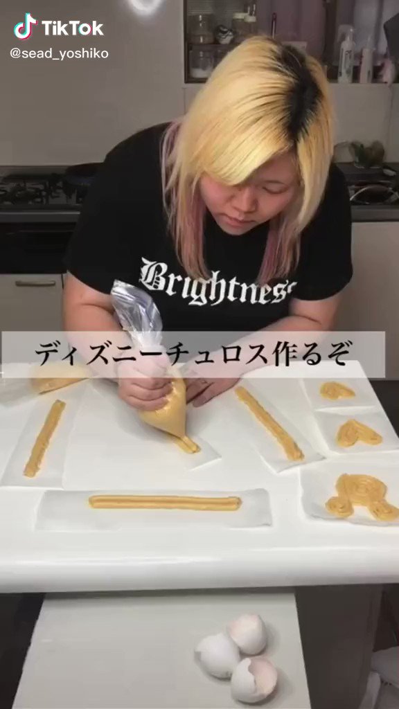めっちゃ丁寧で美味しそう！！強面の女子プロレスラーがディズニーのチュロスを作る！