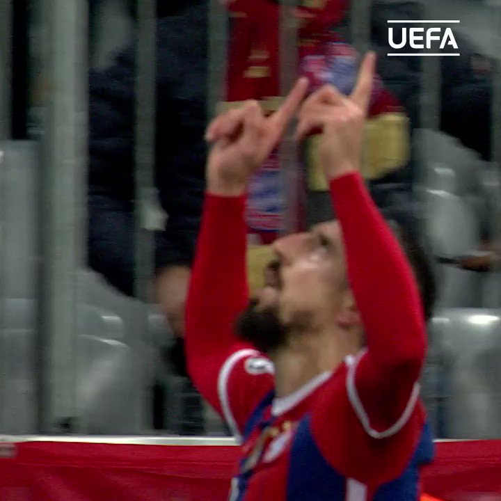 Happy birthday, Franck Ribery! Here\s one minute of him terrorising defenders in the Champions League. 

