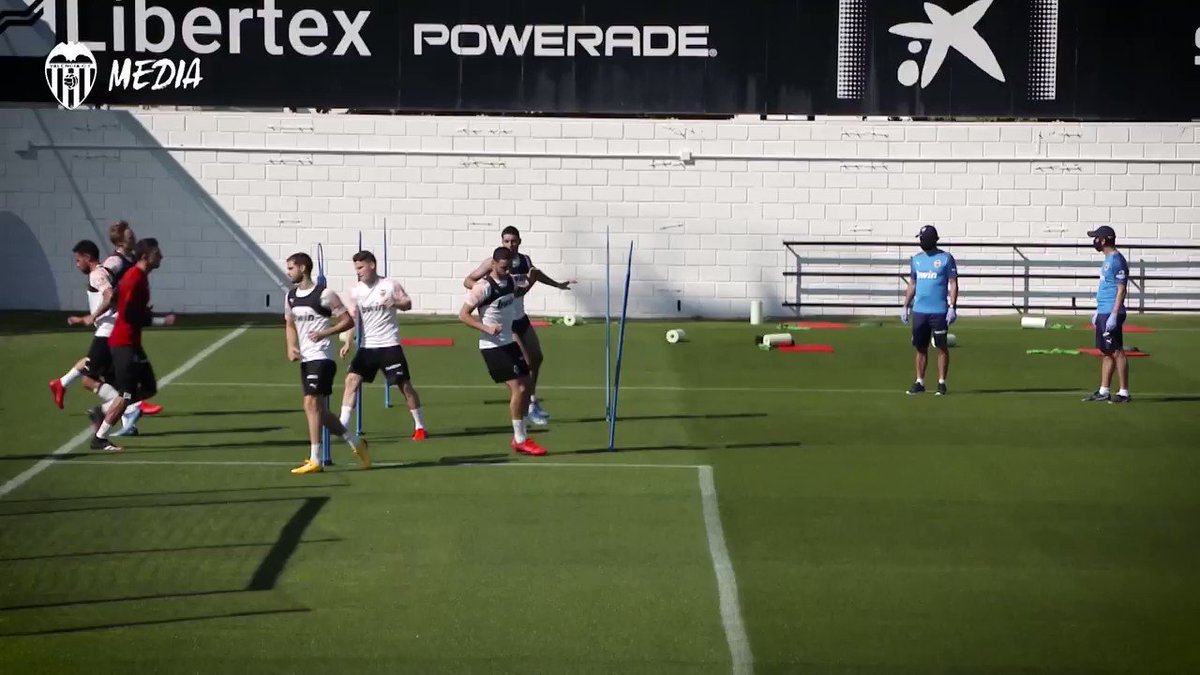 📽️ Cada vez queda menos para @LaLiga ‼️
Y exprimiremos cada minuto para VOLVER al 💯por 💯
Con nuestros #CompañerosDeEquipo en el campo y desde casa 🦇
#AMUNTWorld 🌏 #VolverEsGanar 💪🏼 https://t.co/mQqJdKlkD1