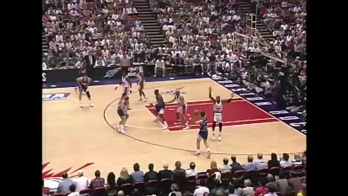 ⏱ #TissotBuzzerBeater per John Stockton e gli @utahJazz staccano il biglietto per le NBA Finals 1997!!
🎥 GAME HIGHLIGHTS!
#NBATogether | #NBATogetherLive https://t.co/BEHnMtqY7e