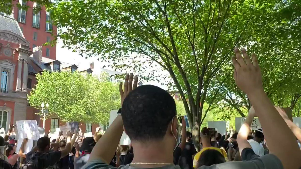 .@KamalaHarris is at the protest in front of the White House right now advocating for people to be heard. cc @realDonaldTrump https://t.co/RT6ETxtrV3