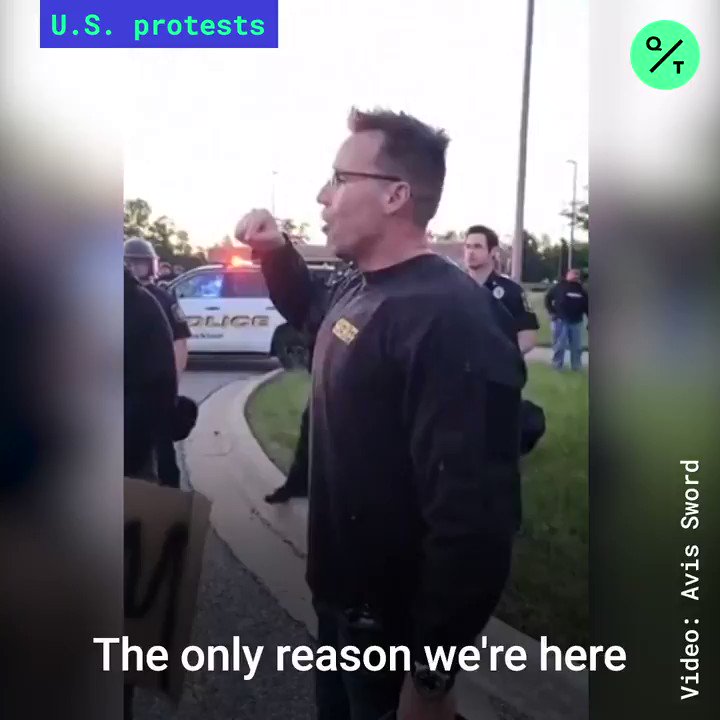 “Walk with us!”
A crowd of demonstrators in Michigan cheer as the sheriff joins them to march in solidarity over the death of #GeorgeFloyd and police violence https://t.co/5Q9GvFMTj2