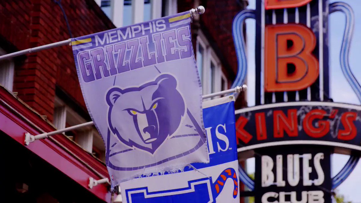🇧🇷 @Bruno_Caboclo fez um tour por Memphis na 2ª temporada do #NBAFreestyle! Confira o vídeo completo: 👉 https://t.co/1f4FeHpSA3 https://t.co/jZfVbuhv9o