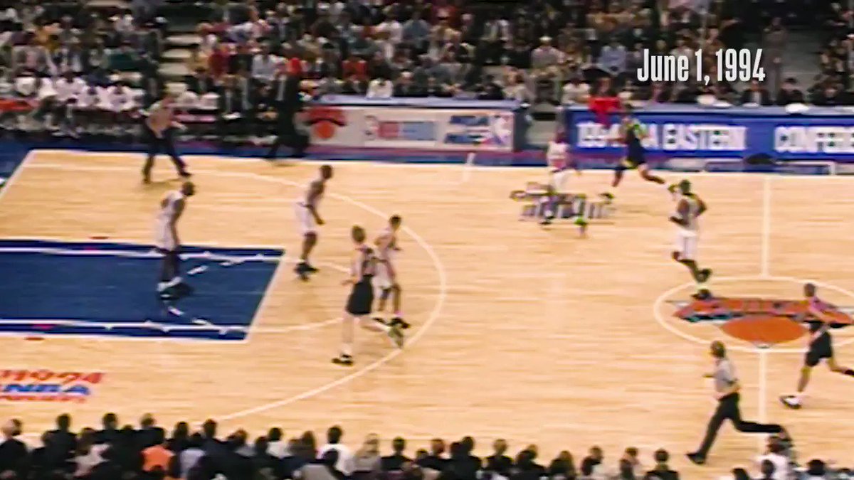 01/06/1994 - há 26 anos, @ReggieMillerTNT (39 PTS) comandou uma VIRADA HISTÓRICA sobre os Knicks! A lenda dos @Pacers converteu 5️⃣ CESTAS DE 3 no último período do Jogo 5 das Finais do Leste e abriu vantagem de 3x2 na série para o Indiana.
#NBAHistory #OTD #IndianaStyle https://t.co/SJLOMN6SL6
